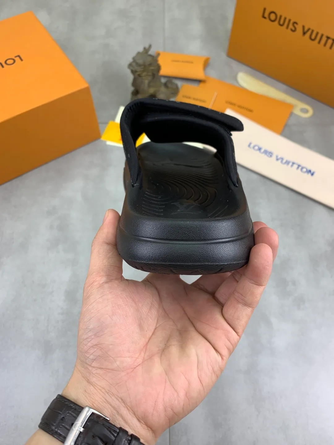Men's shoes 💰P320💰【New style】🆘 Original quality 【LOUIS VUITTON】The popular Louis Vuitton LV men's slippers on the official website are on sale simultaneously! Original fabric imported from Italy. Original bottom provided by the original factory. Number of yards: 38-44 (customized to 45). Multiple colors to choose from. Fully packaged drawer box.
